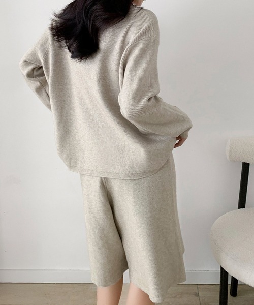 LOWO(ロワ)の「冬の室内や暖房下に◎ 大人見えニットセットアップ(ハーフパンツ)(セットアップ・レディース・チャコールグレー/ブラウン/ベージュ・FREE)」の7枚目の写真