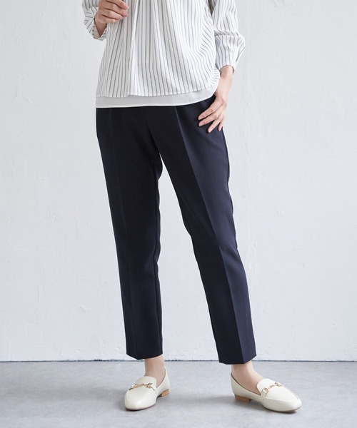 IKKA LOUNGE（イッカラウンジ）の「【洗濯機で洗える／セットアップ対応】ウォッシャブルテーパードパンツ（その他パンツ・レディース・ネイビー/ブラック/グレイッシュベージュ・M/L/XL/S）」の3枚目の写真