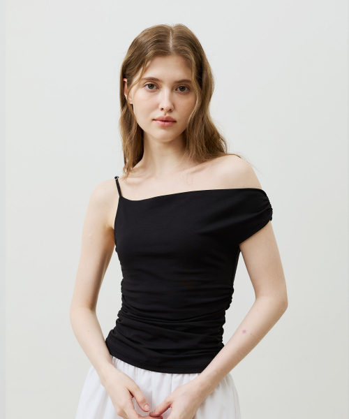 ARI(アリ)の「SHERRY UNBALANCE SHIRRLING TOP / BLACK(Tシャツ/カットソー・レディース・ブラック・FREE)」の2枚目の写真