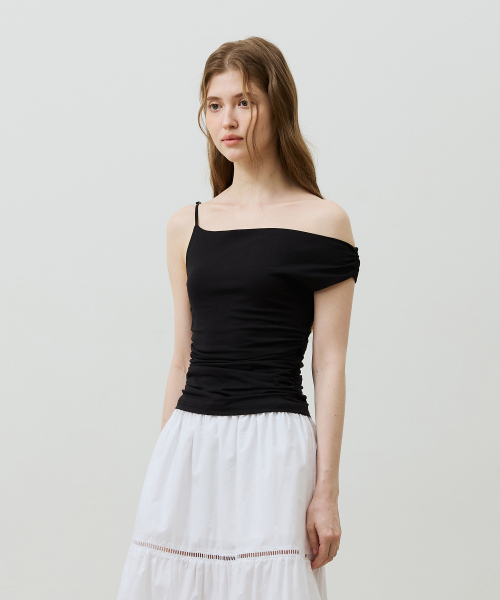 ARI(アリ)の「SHERRY UNBALANCE SHIRRLING TOP / BLACK(Tシャツ/カットソー・レディース・ブラック・FREE)」の4枚目の写真