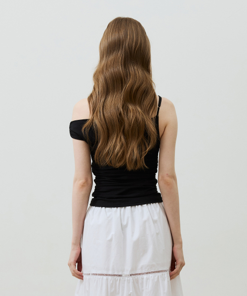 ARI(アリ)の「SHERRY UNBALANCE SHIRRLING TOP / BLACK(Tシャツ/カットソー・レディース・ブラック・FREE)」の5枚目の写真