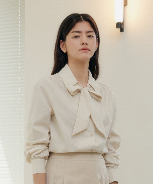 YUPPE(ヨッペ)の「COLLAR TIE SHIRT_BEIGE(シャツ/ブラウス・レディース・その他・FREE)」の2枚目の写真