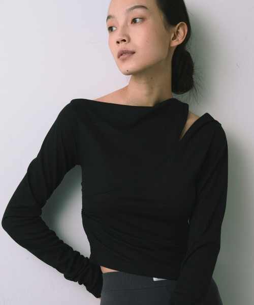 kiehtova（キエトヴァ）の「【kiehtova】ONE SHOULDER DRAPE TOPS/ワンショルダードレープトップス（Tシャツ/カットソー・レディース・サックスブルー/ブラック/ベージュ・FREE）」の2枚目の写真