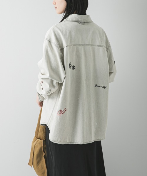 PICCADILLY（ピカデリー）の「『別注』PICCADILLY×URBAN RESEARCH　刺繍デニムシャツ（シャツ/ブラウス・レディース・ライトグレー/ライトインディゴブルー・FREE）」の12枚目の写真