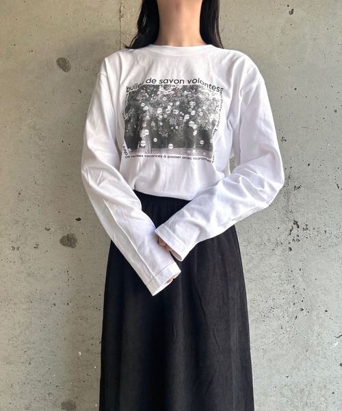 etta（エタ）の「モノクロフォトデザインロンT／長袖Tシャツ（Tシャツ/カットソー・レディース・ホワイト・MEDIUM/LARGE/SMALL/X-LARGE）」の3枚目の写真
