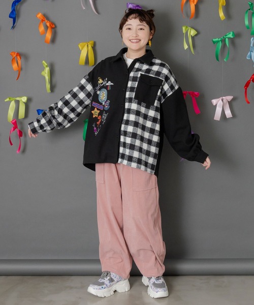 ScoLar(スカラー)の「153766:POP刺繍×チェック柄シャツ(ブルゾン・レディース・チャコールグレー/ブラック/アイボリー・M)」の4枚目の写真