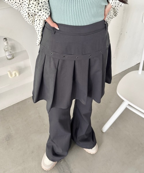 SOLLON.(ソルロン)の「プリーツスカートレイヤード風パンツ(その他パンツ・レディース・チャコールグレー/ブラック・FREE)」の8枚目の写真