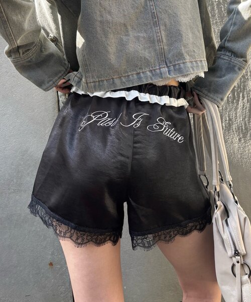 WHO'S WHO gallery（フーズフーギャラリー）の「ダブルウエストサテンロゴショーツ（その他パンツ・レディース・オフホワイト/ブラック/ネイビー/グレー・FREE）」の2枚目の写真