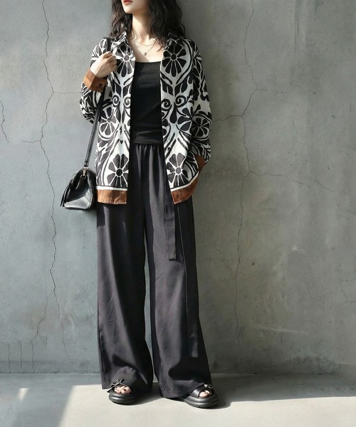 antiqua(アンティカ)の「長袖 レギュラーカラー ダマスク 柄シャツ(シャツ/ブラウス・レディース・ブラックミックス・ONESIZE)」の2枚目の写真