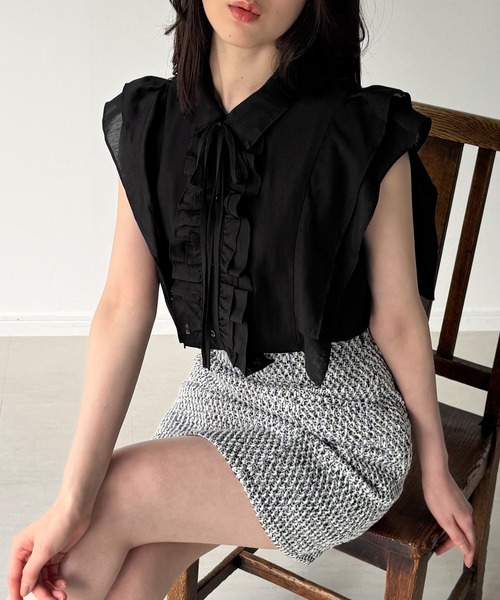 junoah(ジュノア)の「フリルノースリーブシアーブラウス(シャツ/ブラウス・レディース・ホワイト/ブルー/ブラック・LARGE/MEDIUM/SMALL)」の3枚目の写真