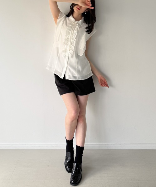 junoah(ジュノア)の「フリルノースリーブシアーブラウス(シャツ/ブラウス・レディース・ホワイト/ブルー/ブラック・LARGE/MEDIUM/SMALL)」の4枚目の写真