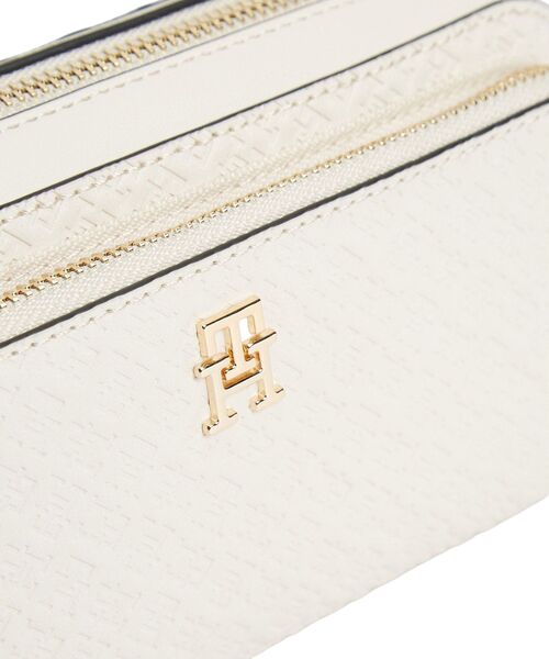 TOMMY HILFIGER（トミーヒルフィガー）の「モノグラムデイリーカメラバッグ（ボディバッグ/ウエストポーチ・レディース・ブラック/アイボリー・FREE）」の3枚目の写真