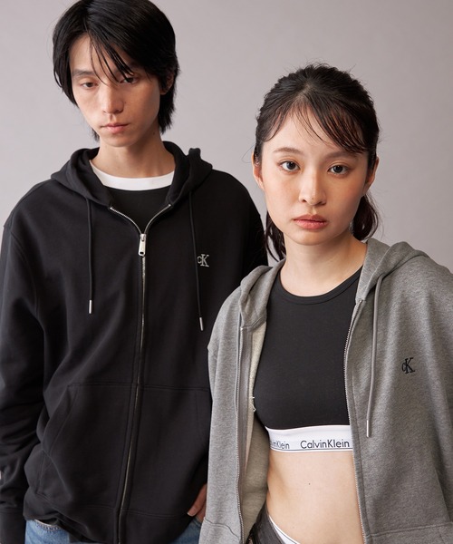 Calvin Klein(カルバン・クライン)の「【ユニセックス】ロングスリーブモノグラムテリーフルジップパーカ(スウェット・メンズ・グレー/ブラック・S/L/XL/M)」の2枚目の写真