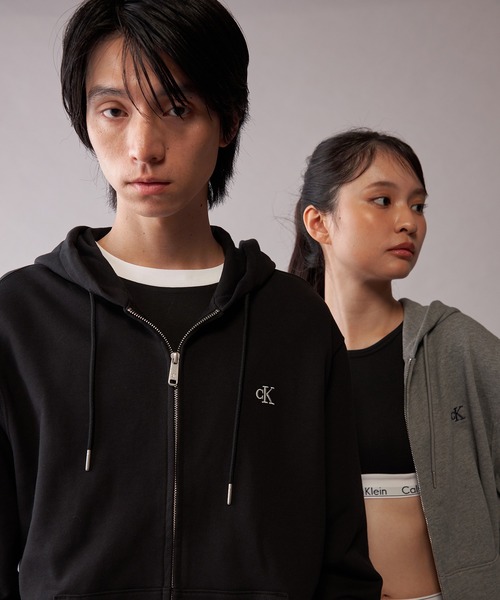 Calvin Klein(カルバン・クライン)の「【ユニセックス】ロングスリーブモノグラムテリーフルジップパーカ(スウェット・メンズ・グレー/ブラック・S/L/XL/M)」の1枚目の写真