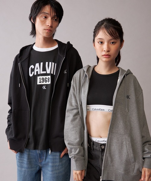 Calvin Klein(カルバン・クライン)の「【ユニセックス】ロングスリーブモノグラムテリーフルジップパーカ(スウェット・メンズ・グレー/ブラック・S/L/XL/M)」の8枚目の写真