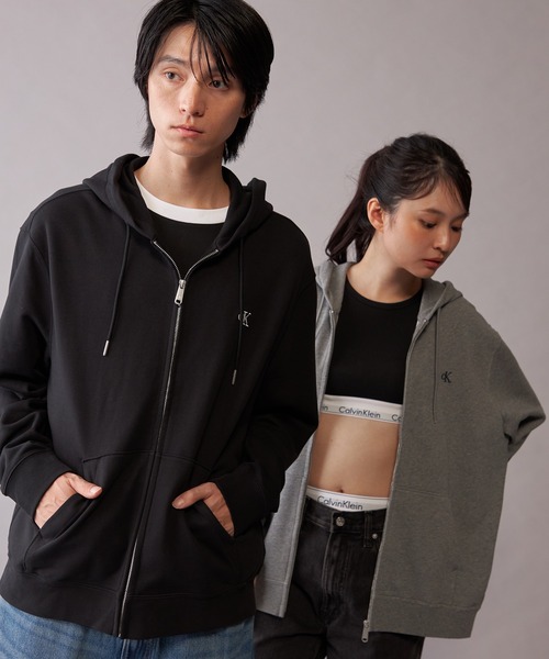 Calvin Klein(カルバン・クライン)の「【ユニセックス】ロングスリーブモノグラムテリーフルジップパーカ(スウェット・メンズ・グレー/ブラック・S/L/XL/M)」の9枚目の写真