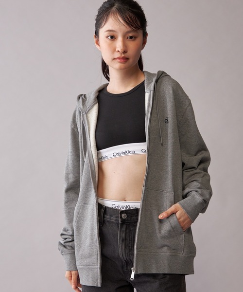 Calvin Klein(カルバン・クライン)の「【ユニセックス】ロングスリーブモノグラムテリーフルジップパーカ(スウェット・メンズ・グレー/ブラック・S/L/XL/M)」の7枚目の写真