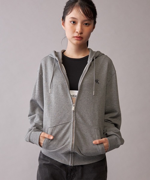 Calvin Klein(カルバン・クライン)の「【ユニセックス】ロングスリーブモノグラムテリーフルジップパーカ(スウェット・メンズ・グレー/ブラック・S/L/XL/M)」の13枚目の写真