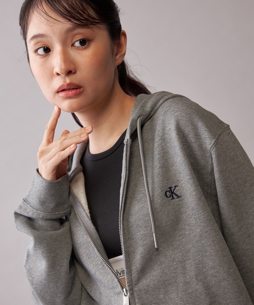 Calvin Klein(カルバン・クライン)の「【ユニセックス】ロングスリーブモノグラムテリーフルジップパーカ(スウェット・メンズ・グレー/ブラック・S/L/XL/M)」の14枚目の写真