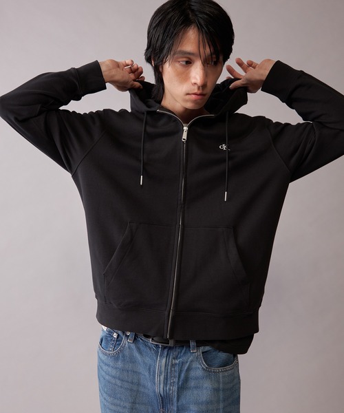 Calvin Klein(カルバン・クライン)の「【ユニセックス】ロングスリーブモノグラムテリーフルジップパーカ(スウェット・メンズ・グレー/ブラック・S/L/XL/M)」の4枚目の写真