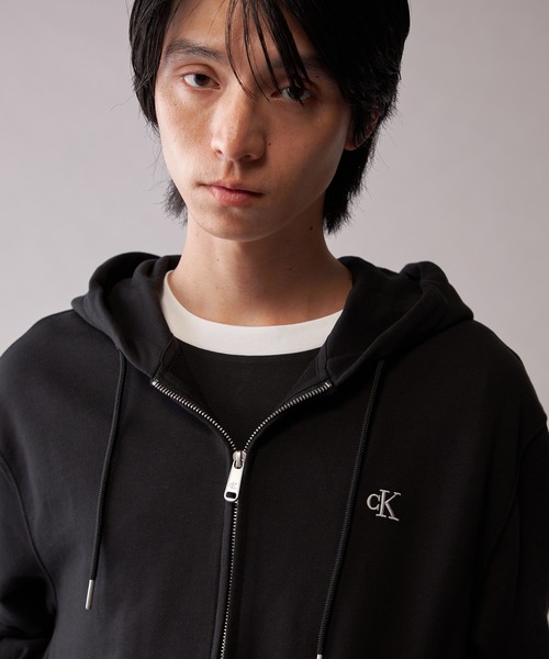 Calvin Klein(カルバン・クライン)の「【ユニセックス】ロングスリーブモノグラムテリーフルジップパーカ(スウェット・メンズ・グレー/ブラック・S/L/XL/M)」の6枚目の写真