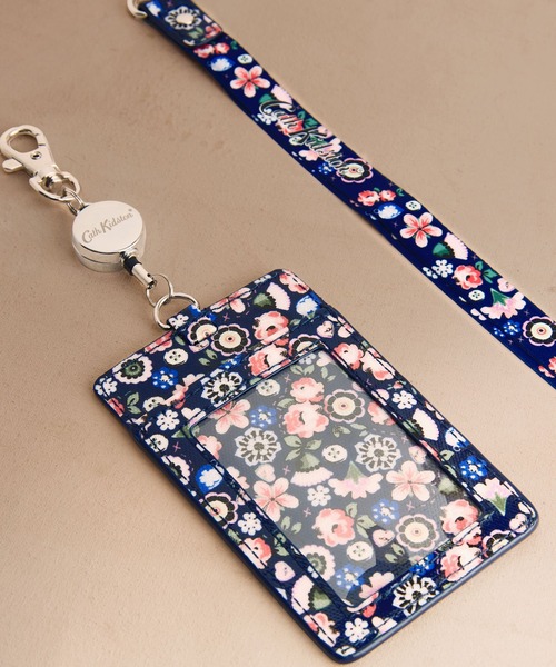 Cath Kidston(キャスキッドソン)の「ランヤード Pearly Queen Ditsy(パスケース・レディース・ブルー・FREE)」の2枚目の写真