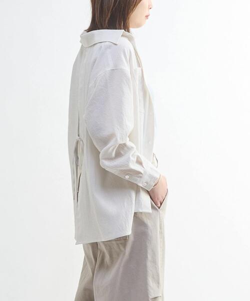 CONVERSE TOKYO（コンバーストウキョウ）の「BACK SLIT SATIN SHIRT（シャツ/ブラウス・レディース・ホワイト/グリーン・FREE）」の8枚目の写真