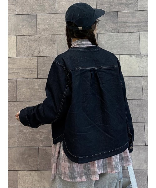 ikka（イッカ）の「【雑誌InRed4月号掲載】ストレッチデニムノーカラーシャウター【親子コーデ】（デニムジャケット・レディース・ネイビー/ブルー/アイボリー・M/L/S）」の17枚目の写真