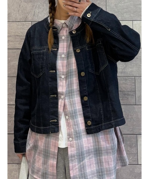 ikka（イッカ）の「【雑誌InRed4月号掲載】ストレッチデニムノーカラーシャウター【親子コーデ】（デニムジャケット・レディース・ネイビー/ブルー/アイボリー・M/L/S）」の15枚目の写真