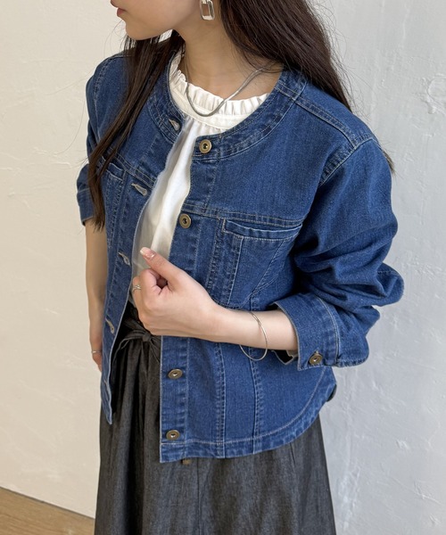ikka（イッカ）の「【雑誌InRed4月号掲載】ストレッチデニムノーカラーシャウター【親子コーデ】（デニムジャケット・レディース・ネイビー/ブルー/アイボリー・M/L/S）」の18枚目の写真