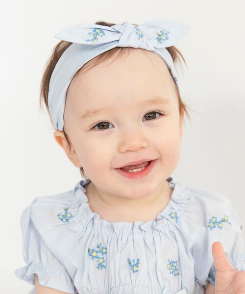 BRANSHES（ブランシェス）の「【おそろい】花刺しゅうヘアバンド（スタイ/よだれかけ・キッズ・オフホワイト/ブルー・FREE）」の2枚目の写真