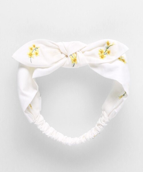 BRANSHES（ブランシェス）の「【おそろい】花刺しゅうヘアバンド（スタイ/よだれかけ・キッズ・オフホワイト/ブルー・FREE）」の3枚目の写真