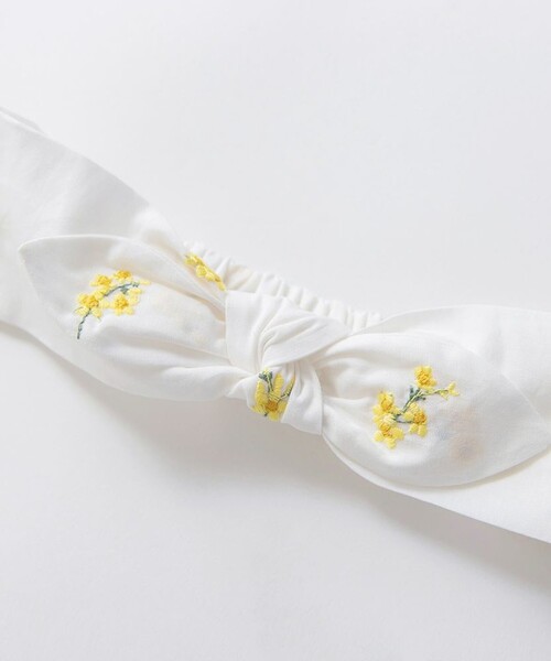 BRANSHES（ブランシェス）の「【おそろい】花刺しゅうヘアバンド（スタイ/よだれかけ・キッズ・オフホワイト/ブルー・FREE）」の4枚目の写真