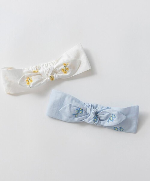 BRANSHES（ブランシェス）の「【おそろい】花刺しゅうヘアバンド（スタイ/よだれかけ・キッズ・オフホワイト/ブルー・FREE）」の5枚目の写真