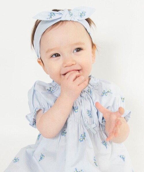 BRANSHES（ブランシェス）の「【おそろい】花刺しゅうヘアバンド（スタイ/よだれかけ・キッズ・オフホワイト/ブルー・FREE）」の10枚目の写真