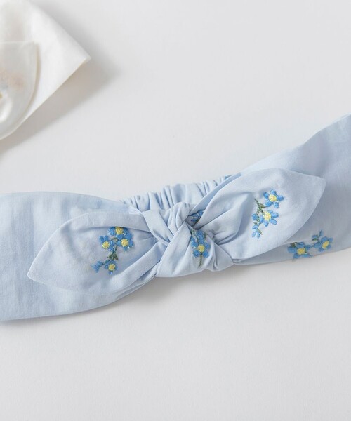 BRANSHES（ブランシェス）の「【おそろい】花刺しゅうヘアバンド（スタイ/よだれかけ・キッズ・オフホワイト/ブルー・FREE）」の12枚目の写真