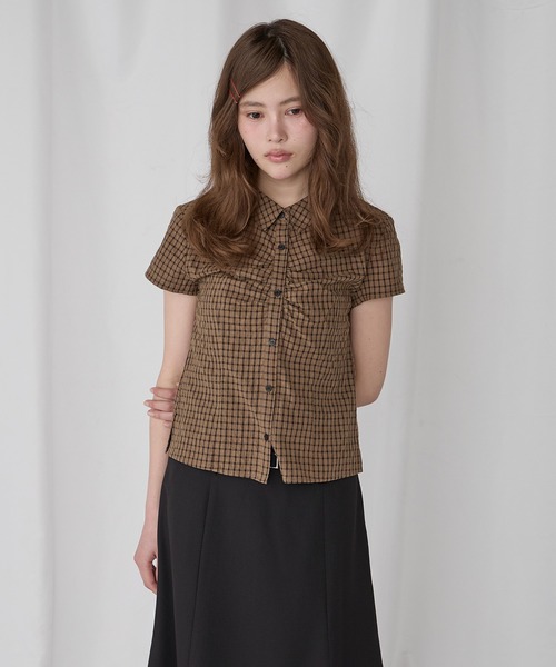 Unblend(アンブレンド)の「【Unblend】アソート コンパクト ギャザー半袖シャツ <無地/ミニチェック>(シャツ/ブラウス・レディース・オフホワイト/サックスブルー/チャコール/ライトブラウン・FREE)」の5枚目の写真