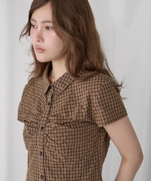Unblend(アンブレンド)の「【Unblend】アソート コンパクト ギャザー半袖シャツ <無地/ミニチェック>(シャツ/ブラウス・レディース・オフホワイト/サックスブルー/チャコール/ライトブラウン・FREE)」の8枚目の写真