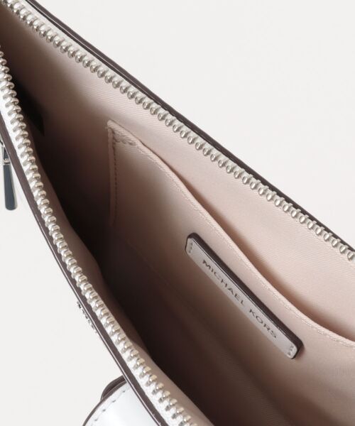 MICHAEL KORS（マイケルコース）の「JET SET コンバーチブル ジップ リストレット ラージ（クラッチバッグ・レディース・ホワイト系・FREE）」の7枚目の写真