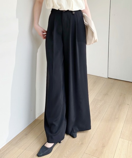 Ada.(エイダ)の「ウェストタブ付 ワイド フレア タック スラックス(スラックス・レディース・グレー/ベージュ/ブラック・M/S)」の6枚目の写真