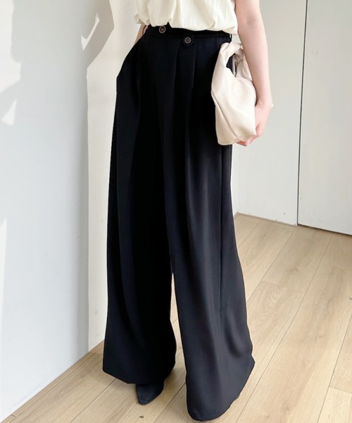 Ada.(エイダ)の「ウェストタブ付 ワイド フレア タック スラックス(スラックス・レディース・グレー/ベージュ/ブラック・M/S)」の7枚目の写真