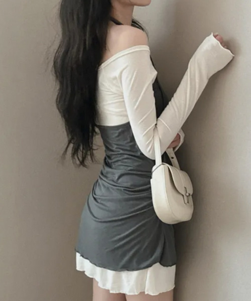 VIVID LADY(ビビッドレディー)の「オフショルダー×ホルターネック レイヤードミニワンピース(ワンピース・レディース・チャコールグレー/アイボリー・FREE)」の4枚目の写真