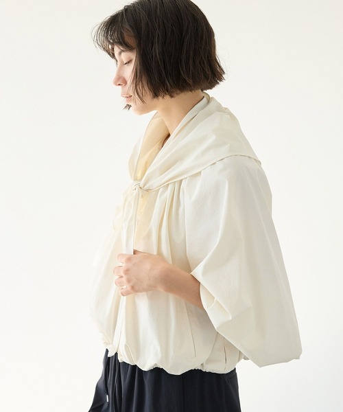 BABYLONE(バビロン)の「【多機能素材】撥水スカーフ付きブルゾン(ブルゾン・レディース・ブラック/ホワイト・フリー)」の4枚目の写真