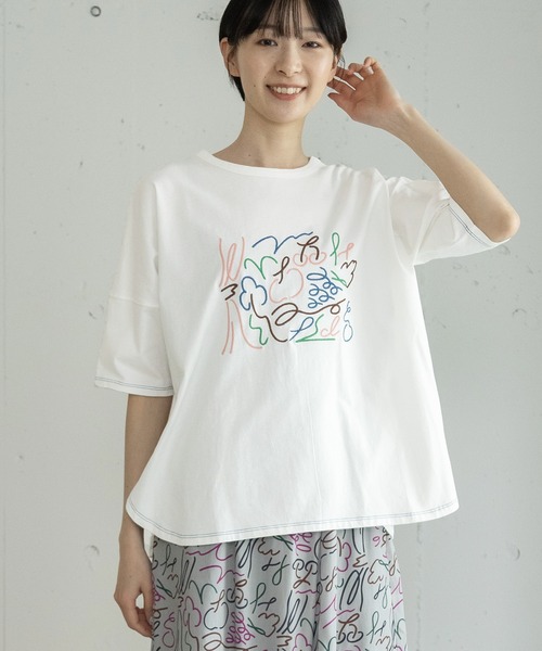 POU DOU DOU(プードゥドゥ)の「ダンシングフルーツ刺繍ゆるTee(Tシャツ/カットソー・レディース・オフホワイト/ダークグレー・3)」の2枚目の写真