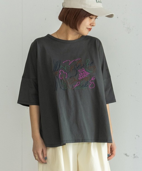 POU DOU DOU(プードゥドゥ)の「ダンシングフルーツ刺繍ゆるTee(Tシャツ/カットソー・レディース・オフホワイト/ダークグレー・3)」の1枚目の写真