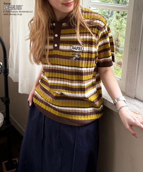 PEANUTS(ピーナッツ)の「PEANUTSコラボ マルチボーダーポロ衿ニットトップス(Tシャツ/カットソー・レディース・ブラウン/レッド/ブルー・FREE)」の2枚目の写真