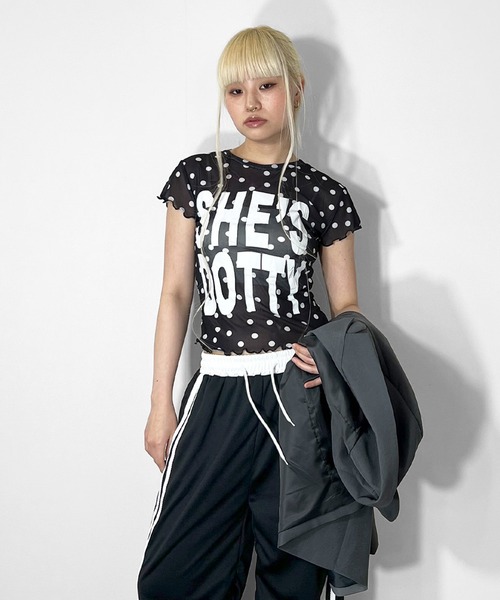 MATU:TA(マトゥータ)の「【トレンドアイテム】ドッティシアートップス / 海外ガール ウィッシュコア シアー 透け感 シースルー メロウ トレンドアイテム ドット柄 レタリング プリント 半袖 スタイルアップ クロップド 2カラー ブラック ホワイト(Tシャツ/カットソー・レディース・ホワイト/ブラック・FREE)」の4枚目の写真
