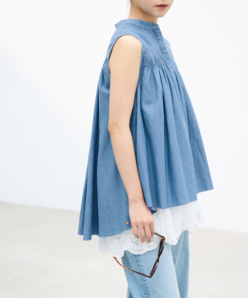 IENA(イエナ)の「AAYUSHI/アユーシ デニムピンタックブラウス SGN070150(シャツ/ブラウス・レディース・ブルー系その他・FREE)」の1枚目の写真