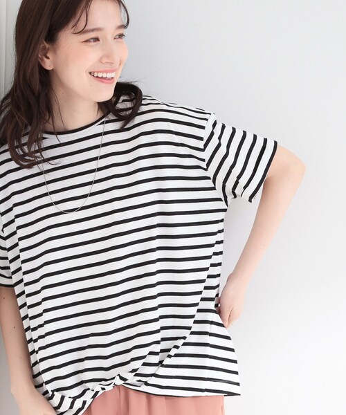 SHOO・LA・RUE（シューラルー）の「【ひんやり/洗濯機可/S-LL】インしてる風 フロントタックデザインTシャツ（Tシャツ/カットソー・レディース・ライトベージュ/ホワイト系5/ピンク系/カーキ/ブルー/ブラック・01/02/04/03）」の2枚目の写真