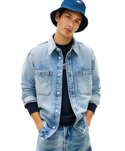 tommy jeans(トミー ジーンズ)の「デニムオーバーサイズシャツ(シャツ/ブラウス・メンズ・インディゴブルー・LARGE/MEDIUM/SMALL/X-LARGE)」の1枚目の写真